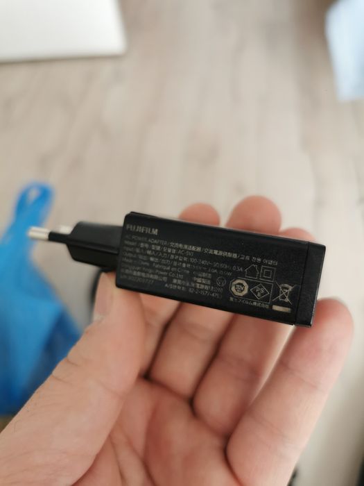 Продам зарядку от Fujifilm XT-3