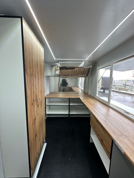 Каравана за бързо хранене е първата в България.