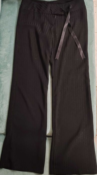 Pantaloni eleganți, largi, cu dungi fine verticale "pinstripe" - Mărime 42