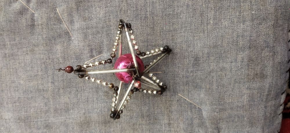 Продаются ёлочные игрушки.