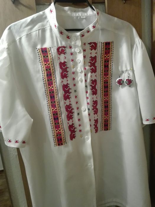 Риза с ръчно-избродирана шевица + обеци с шевица