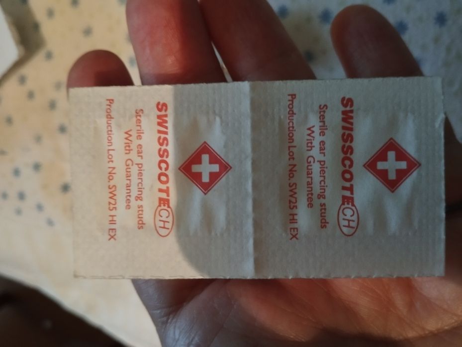 Продам сережки для прокола ушей.