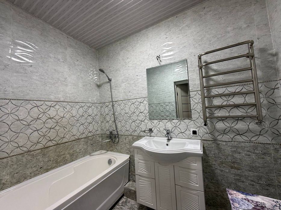 Kvartira sotiladi Novostroyka chilonzor kirpichniy dom 2/6/7/  72m²