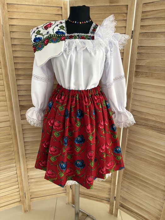 Costum popular pentru doamne și domnișoare de Maramureș