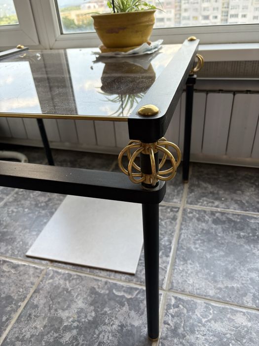 Холна маса черна със златни орнаменти