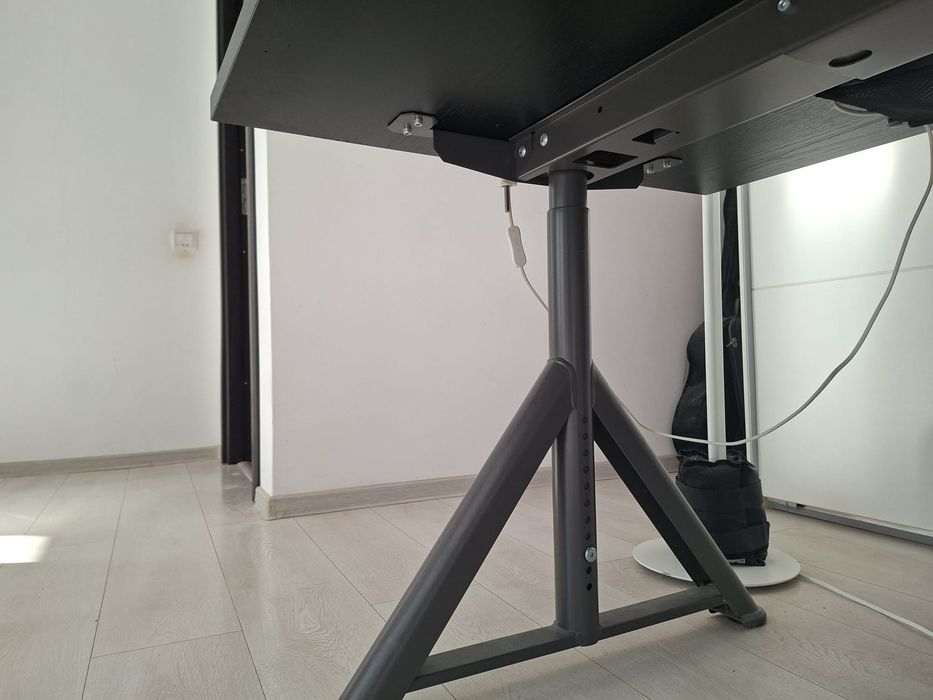 Vand birou de la IKEA cu inaltime reglabila