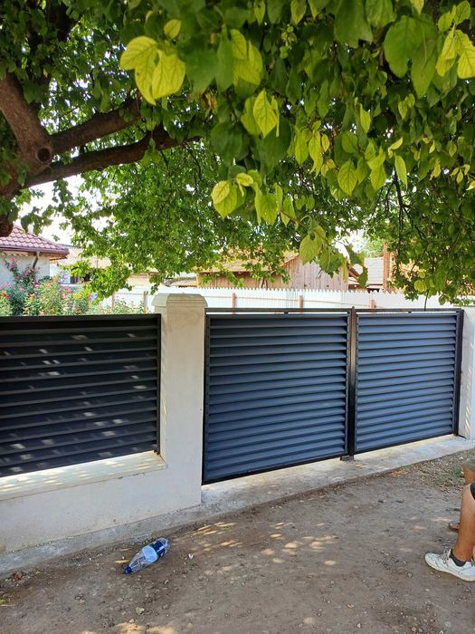 Garduri din panouri stil jaluzele, sipca metalica, tabla, plasa si BCA