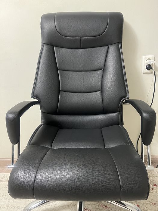 Кожоное кресло.