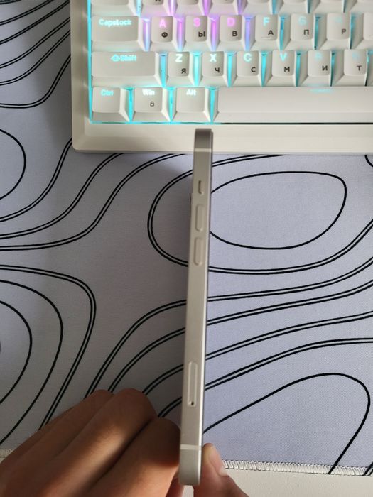 Продам Iphone 13