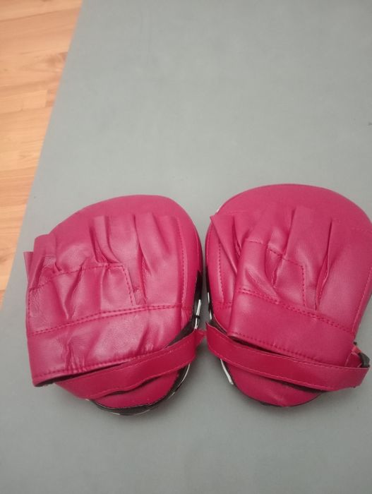 Продам боксерские перчатки кожаные и лапки