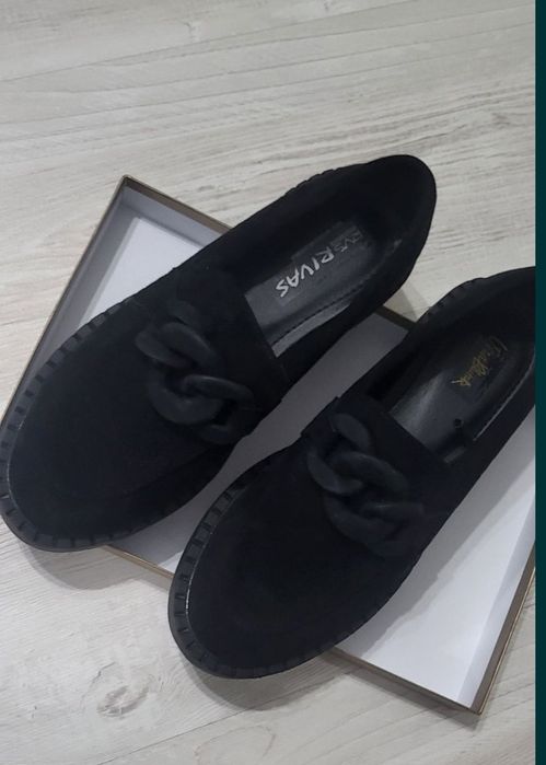 Различни обувки за ежедневие