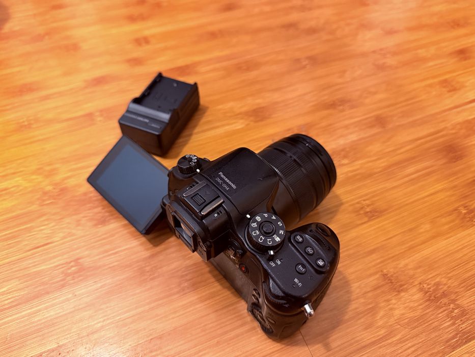 Aparat foto Lumix GH4 Kit cu obiectiv G Vario 14-140 F 3.5-5.62