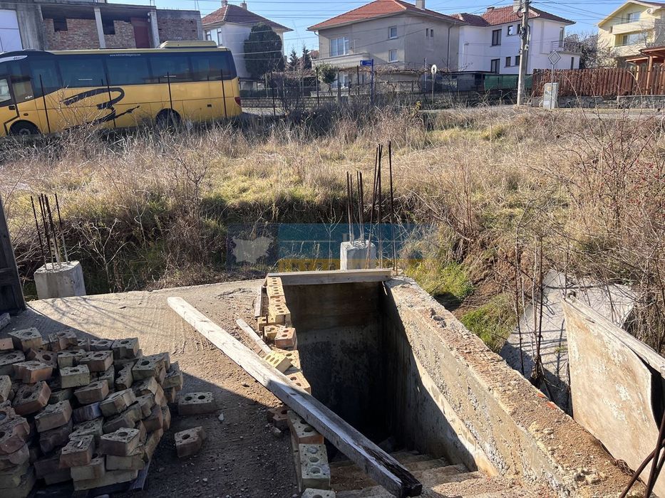 Къща с двор 760 кв.м_лице на 3 улици