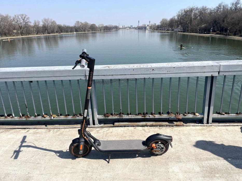 Електрическата тротинетка Segway Ninebot F40E е