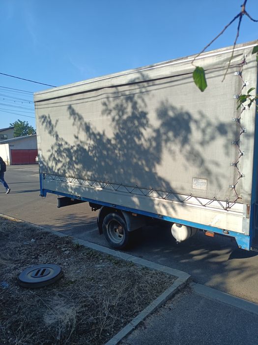 Camionetă cu prelată