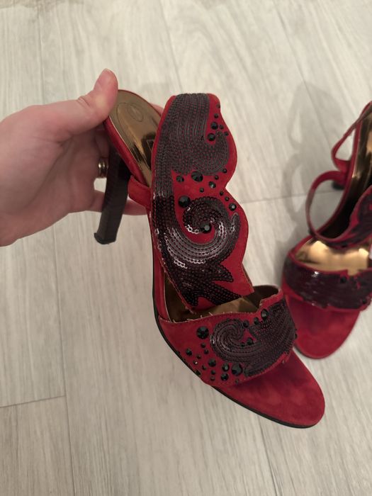 Красные босоножки на каблуке с декором, стильные