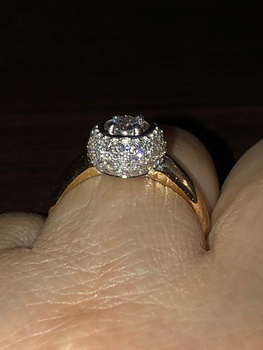 Продам золотое кольцо с бриллиантами.