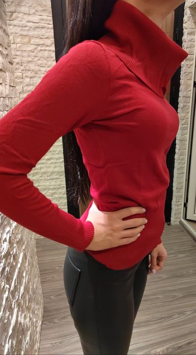 Мек Червен Пуловер