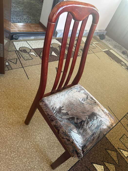 Продам стулья столы горку .