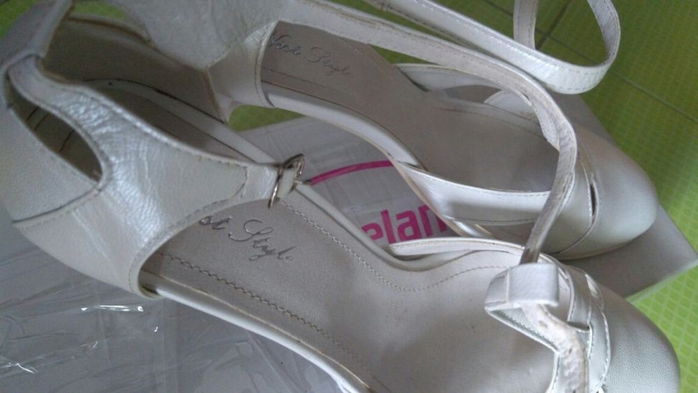 Pantofi de gală aproape noi