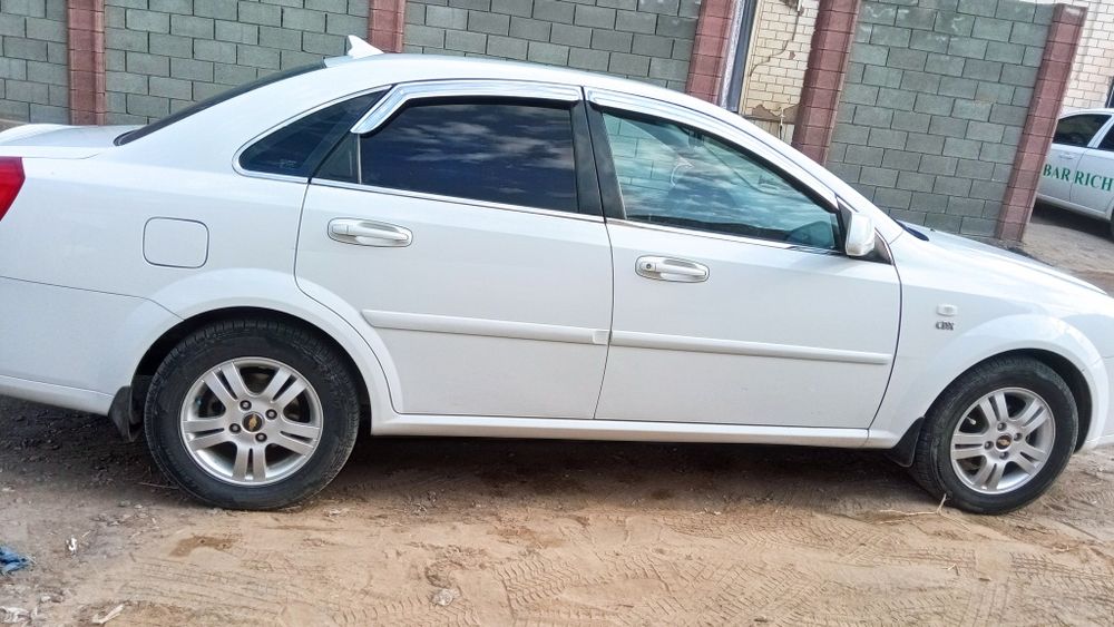 Lacetti 1.8L sotiladi