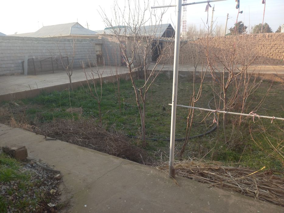 Мирмиронда ховли сотилади 6 сотих, 6 хона, газ, свет, сув. 45 000 &&