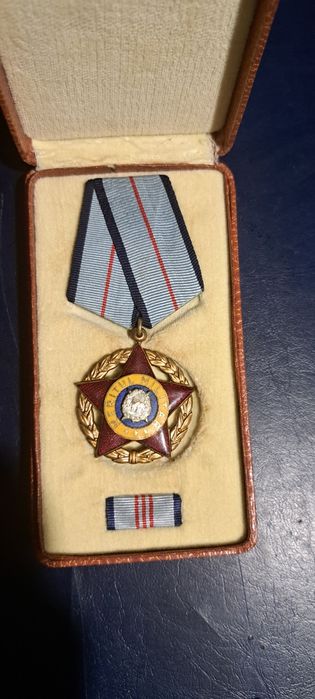 Lot medalii si decoratii.