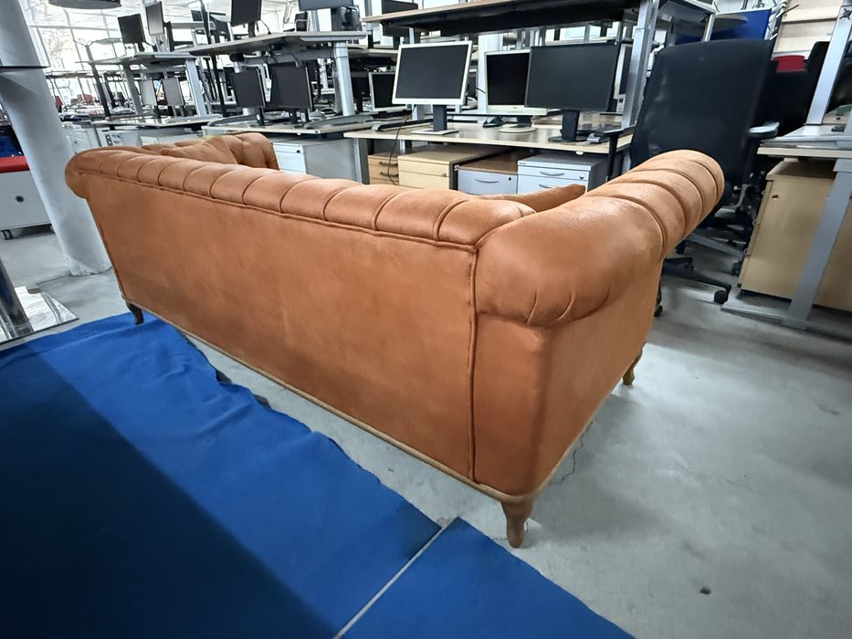 Диван Chesterfield кафяв набукова кожа  за офис и дамо чакалня немско качество обзавеждане ;
