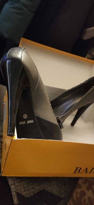 Дамски елегантни обувки на висок ток