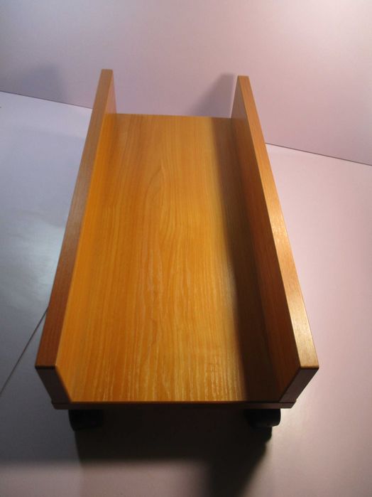 Подвижна стойка с колелца за настолен компютър