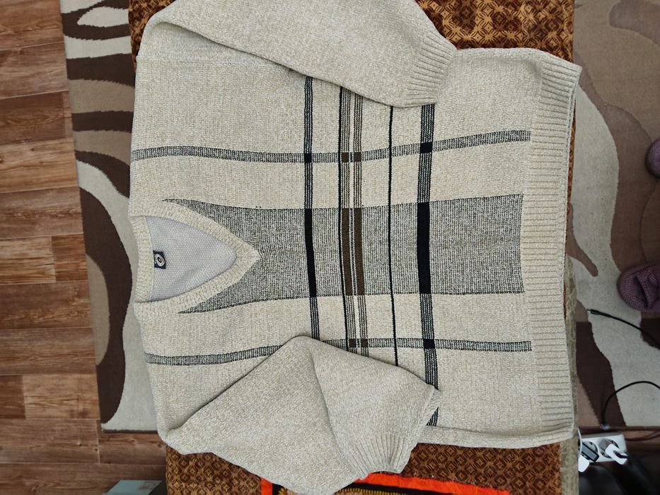 Свитера новые по 3000 тг