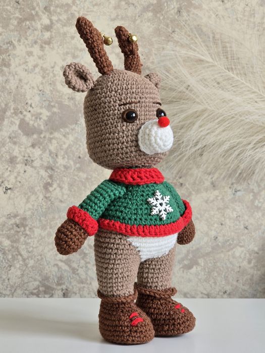 Ръчно плетено еленче с пуловер и настроение
