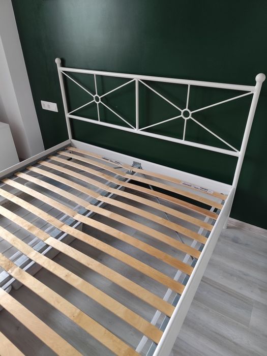 Vând pat metalic alb