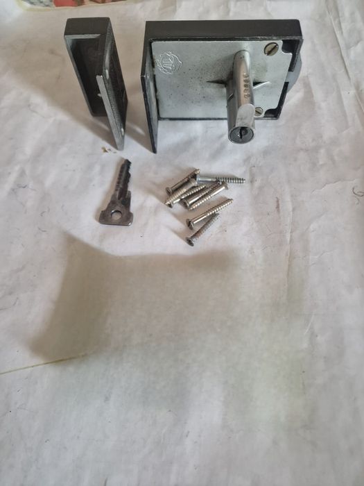 Замок накладной дверной