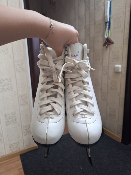 Продам коньки, белые. 35 размер