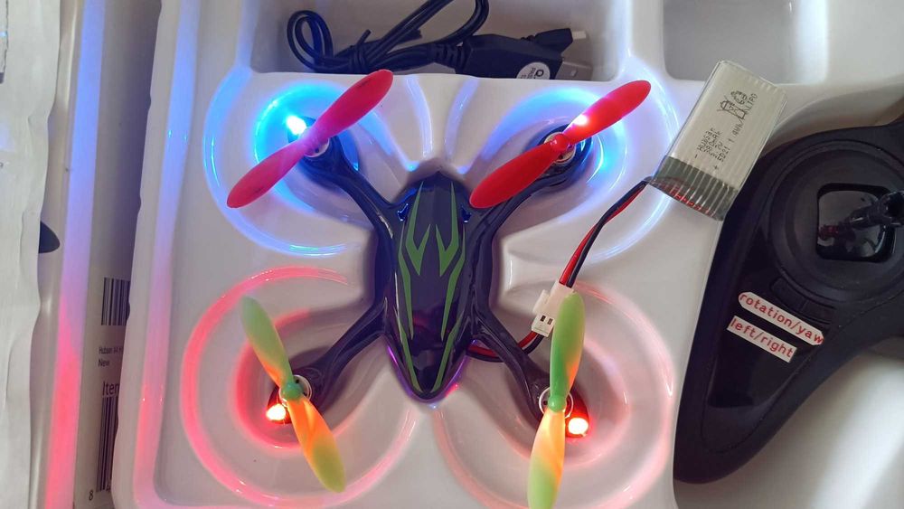 Dronă HUBSAN X4, 4 canale, deschisă pentru testare.
