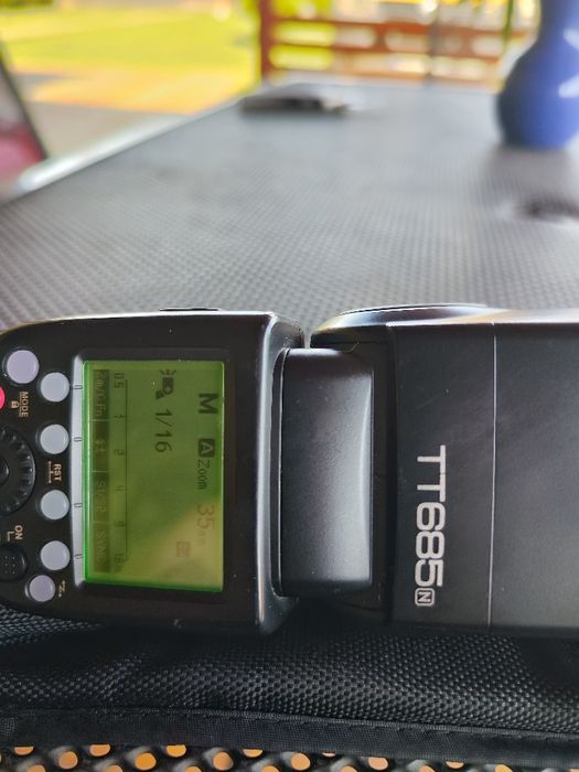 Vând blitz Godox TT 685 Nikon