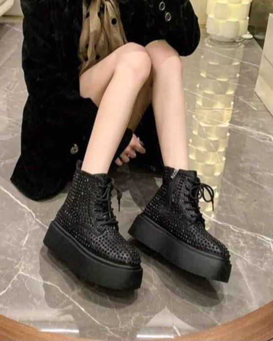 Черни боти на платформа с  малки черни камъчета
