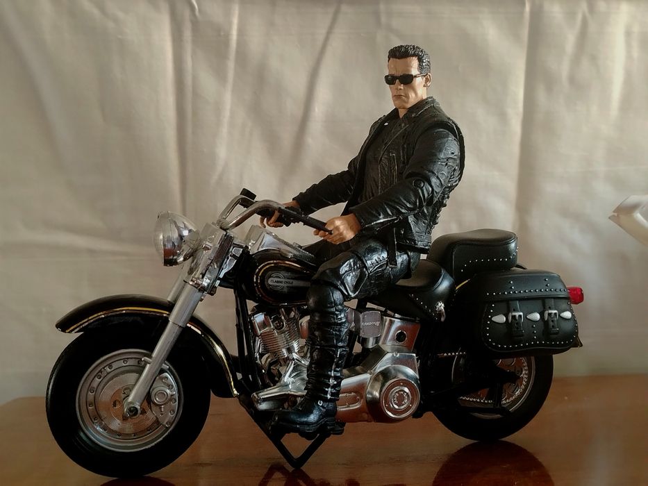 Продам масштабную  модель мотоцикла Харлей Девидсон