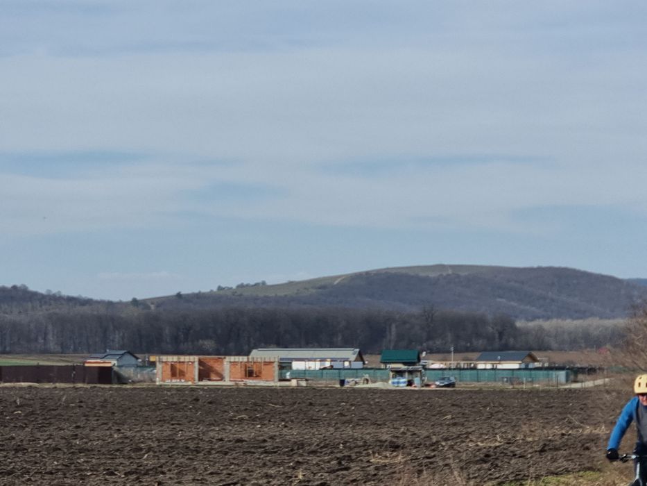 Vând teren  intravilan