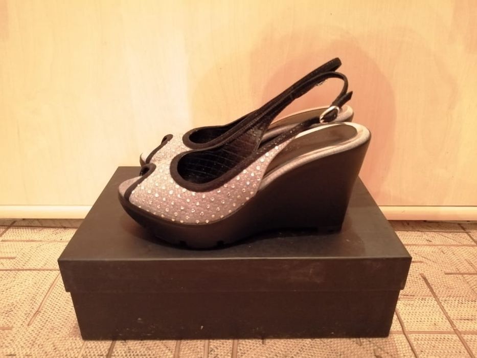 Босоножки нарядные