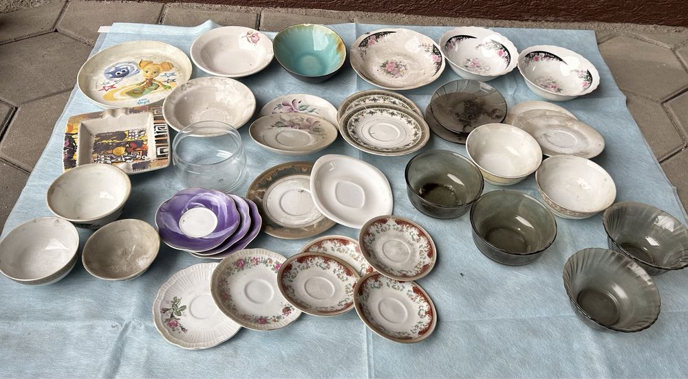 Продам блюдца- стакан -чашечки.