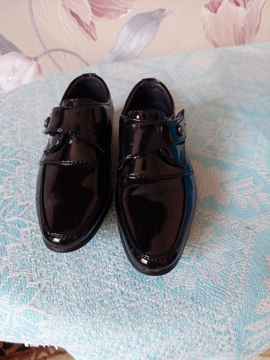 Продаются  детские  туфли.