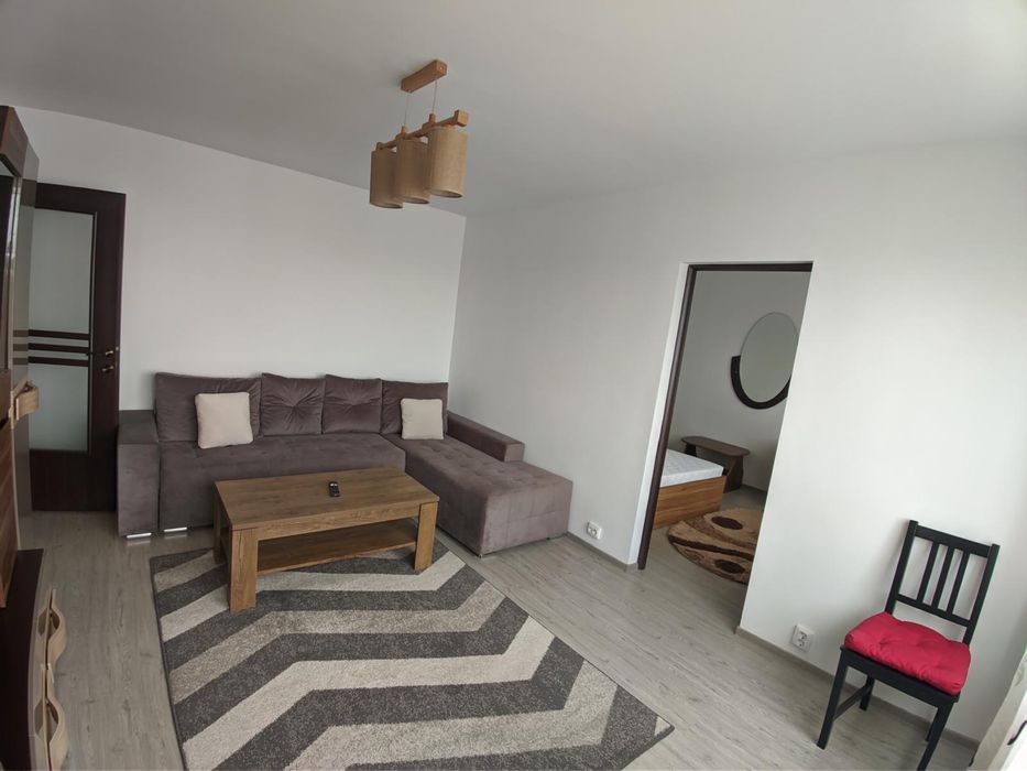 Închiriez apartament 3 camere – zonă centrală