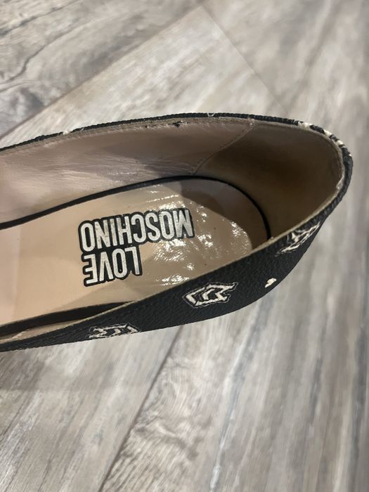 Обувки с ток Love Moshcino