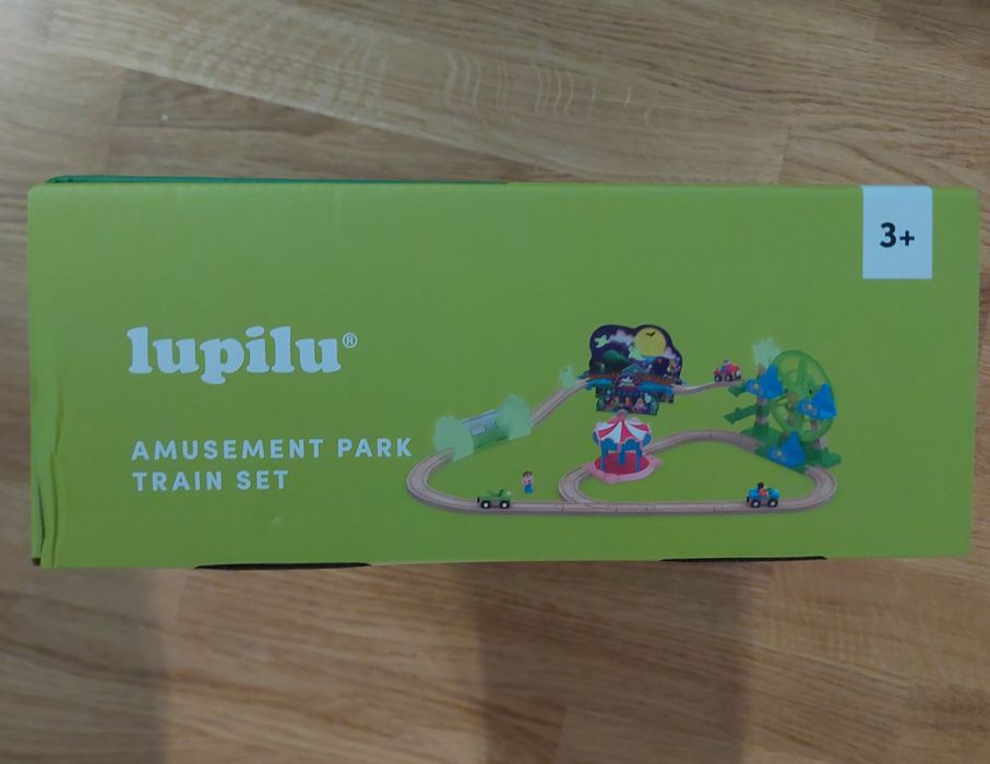 Set de trenuleț din lemn cu tematică de parc de distracții de la Lupilu