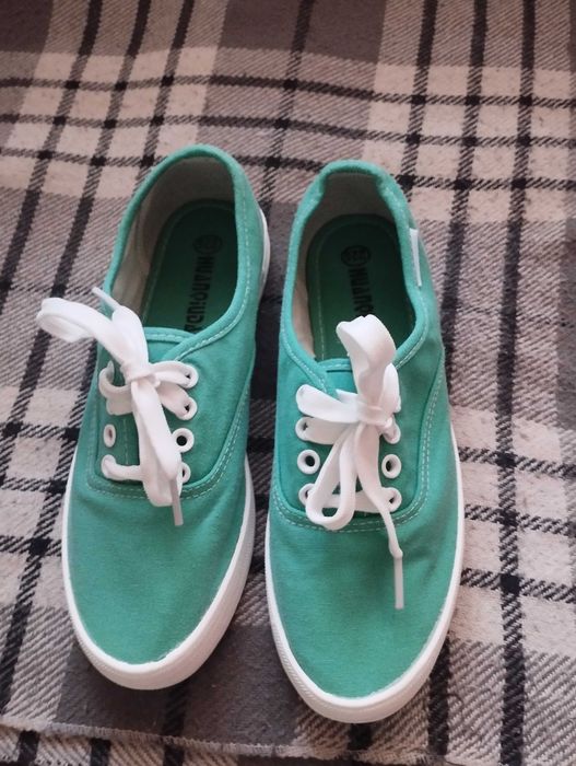 Кроссовки . Новые. 36 размер.