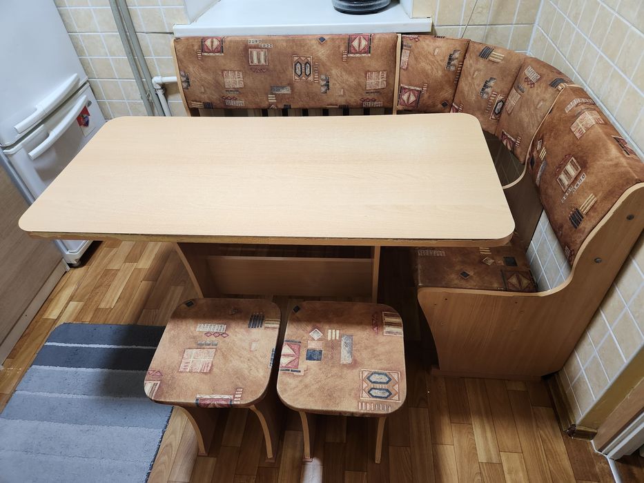 Кухонный уголок  с диваном и 2 стульями