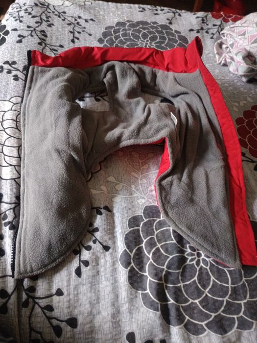 Vând hăinuță pt câini de talie mică sau mijlocie