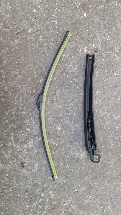 Продавам комплект задна чистачка и рамо за Фолксваген Тоаран 2007 г.